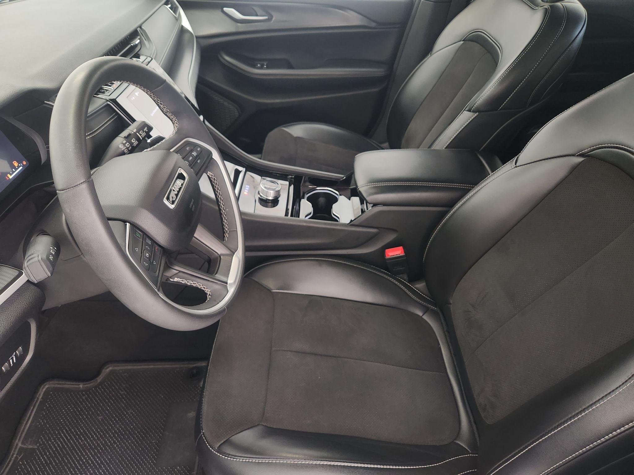 2023 Jeep Grand Cherokee Altitude — photo 12