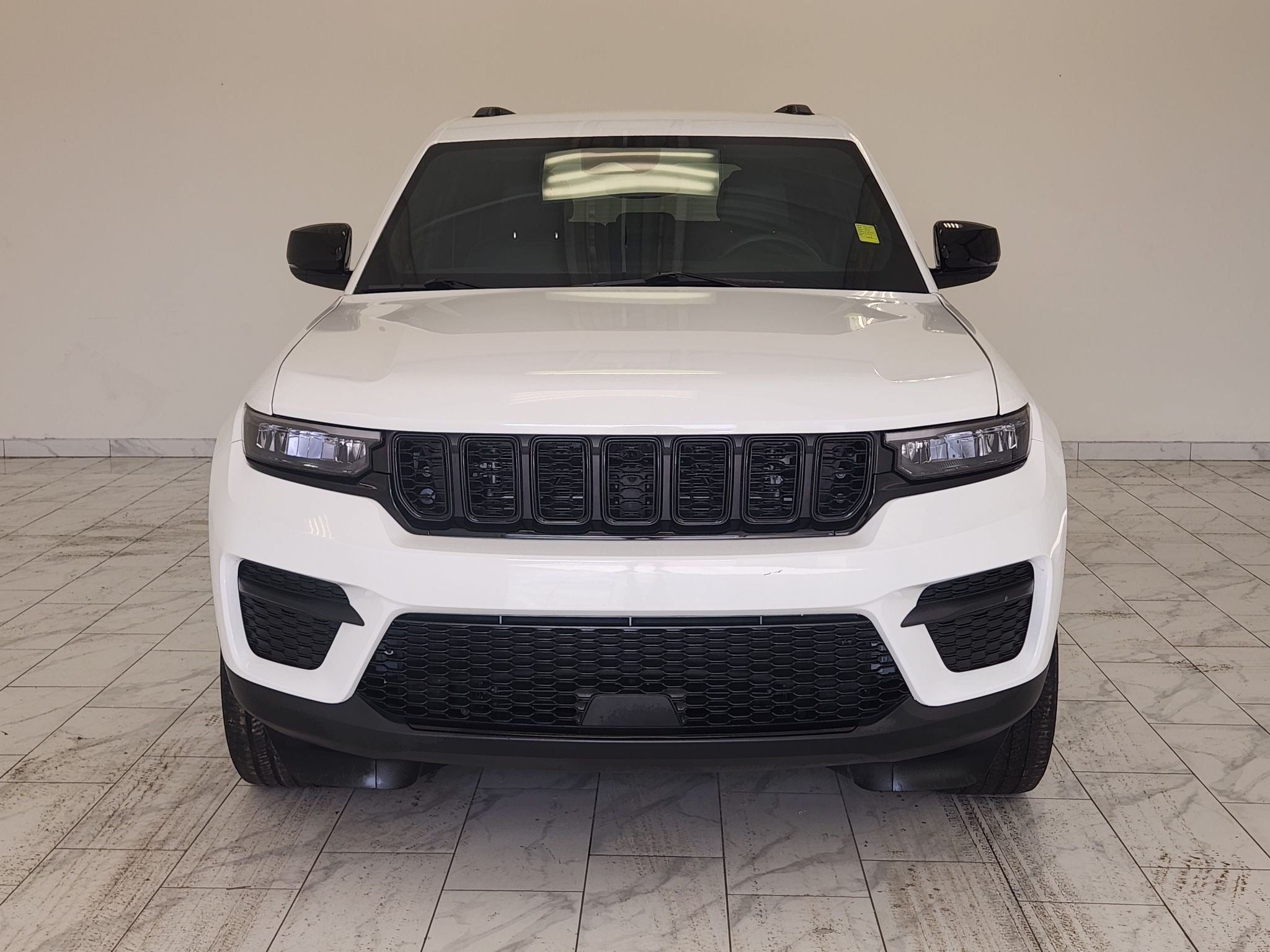 2023 Jeep Grand Cherokee Altitude — photo 2