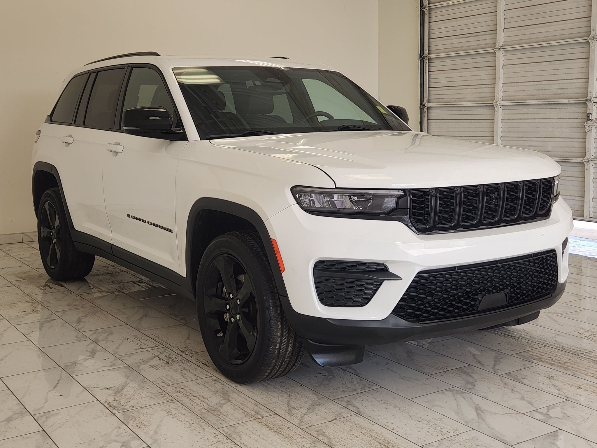 2023 Jeep Grand Cherokee Altitude — photo 3