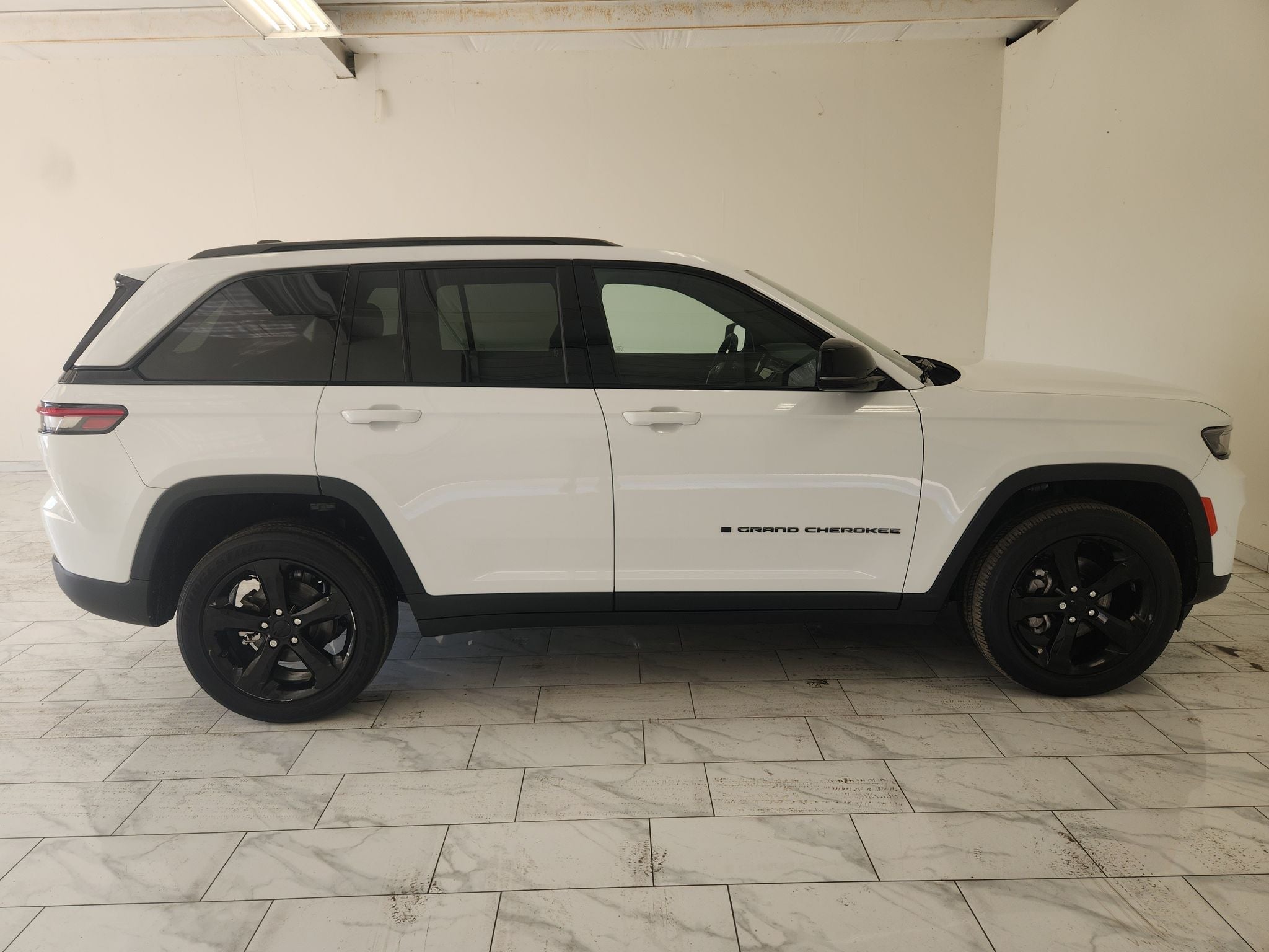 2023 Jeep Grand Cherokee Altitude — photo 4