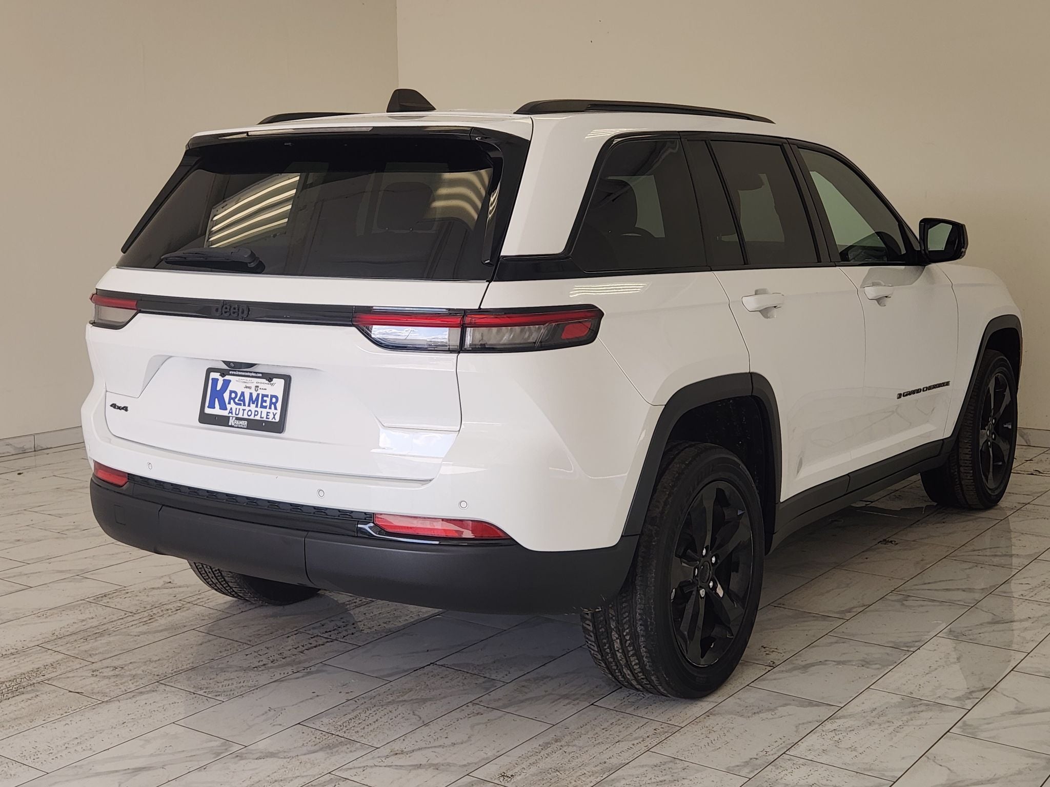2023 Jeep Grand Cherokee Altitude — photo 5