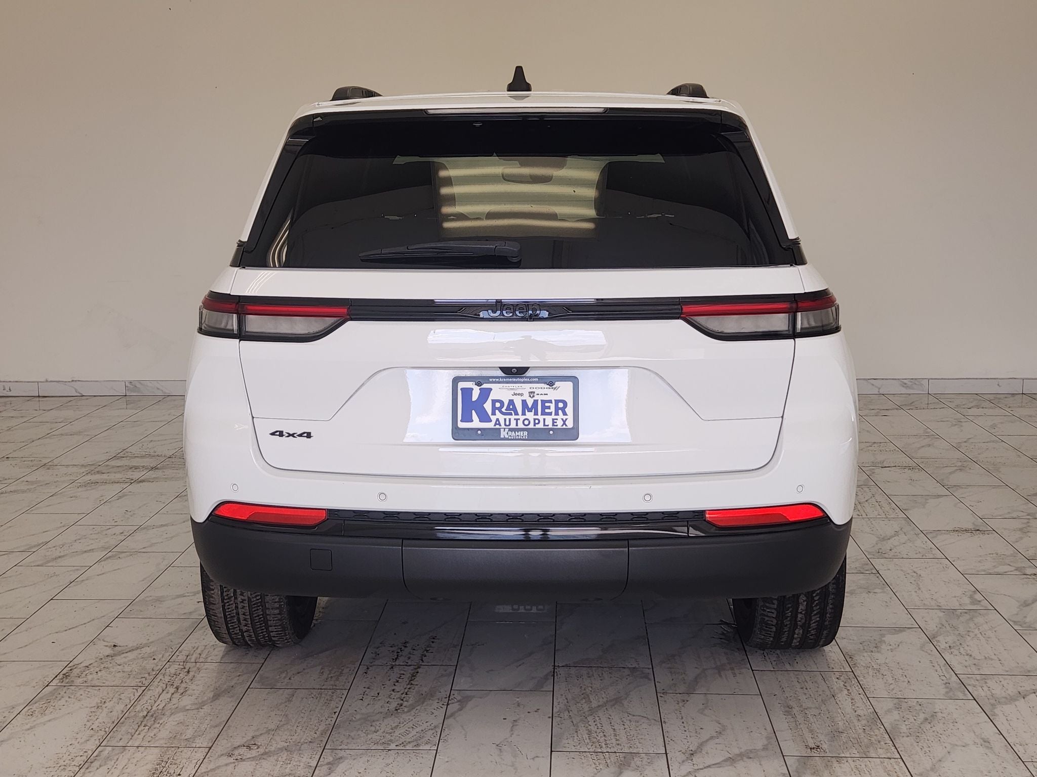 2023 Jeep Grand Cherokee Altitude — photo 6