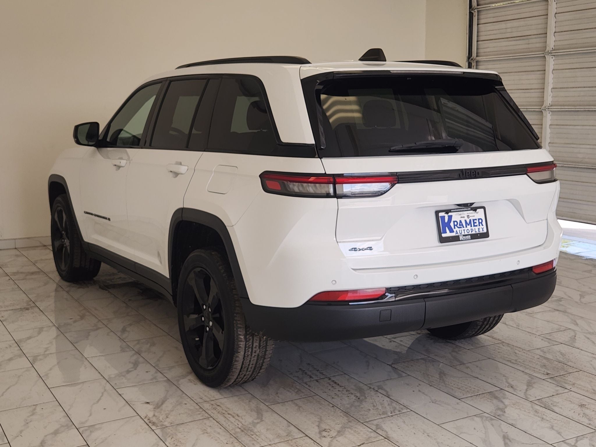 2023 Jeep Grand Cherokee Altitude — photo 7