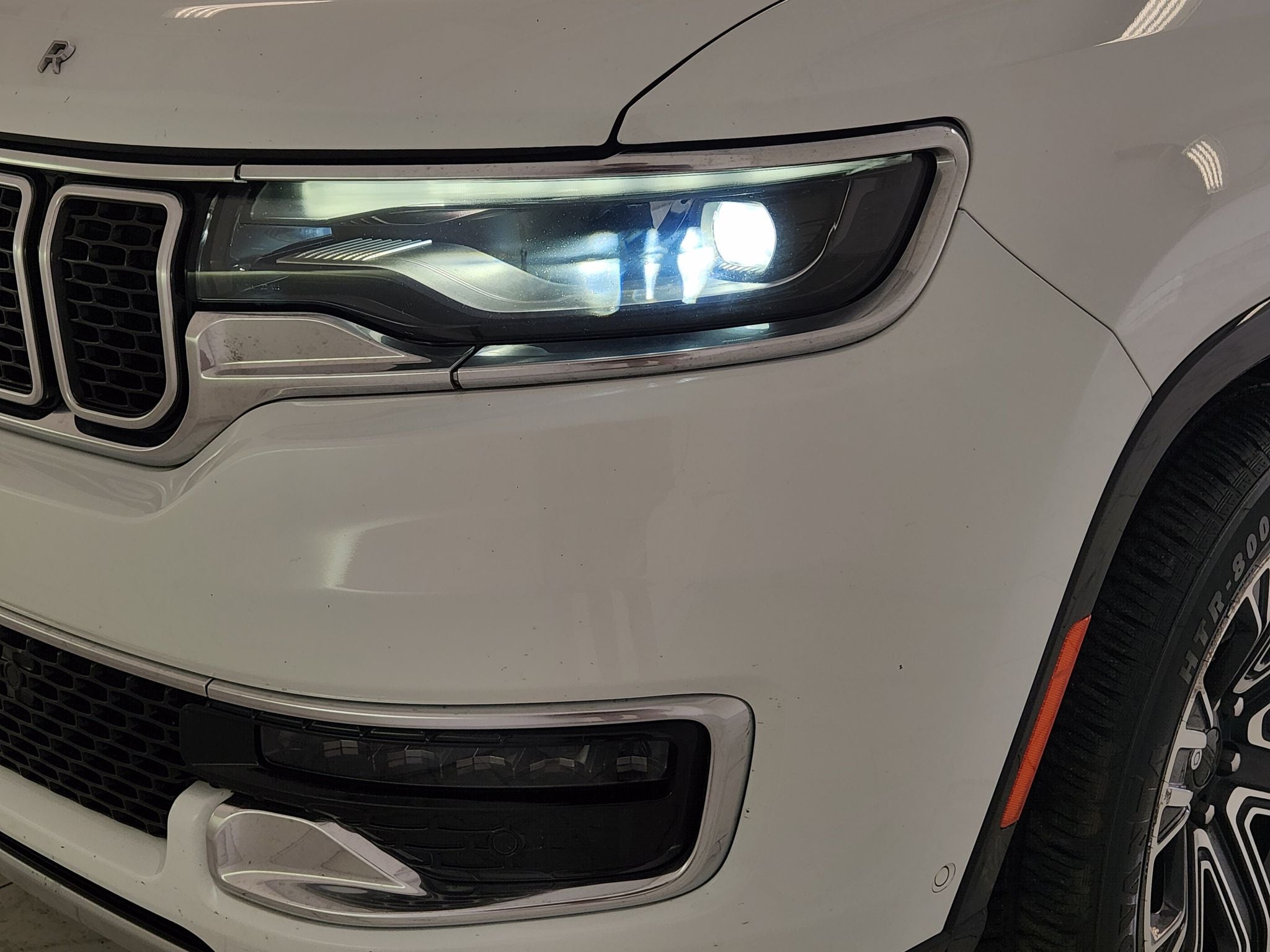 2024 Jeep Wagoneer L Series II — photo 9