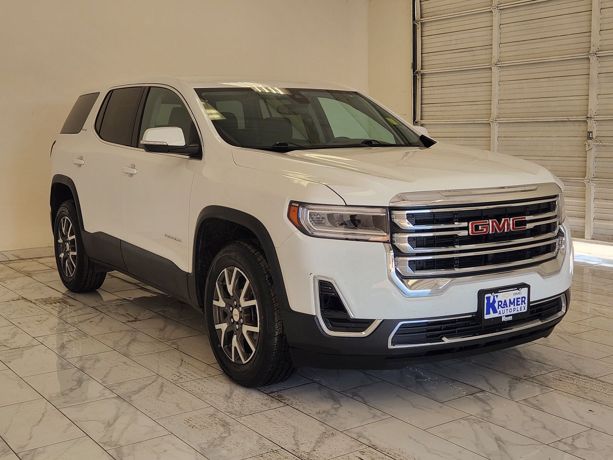 2023 GMC Acadia SLE — photo 3