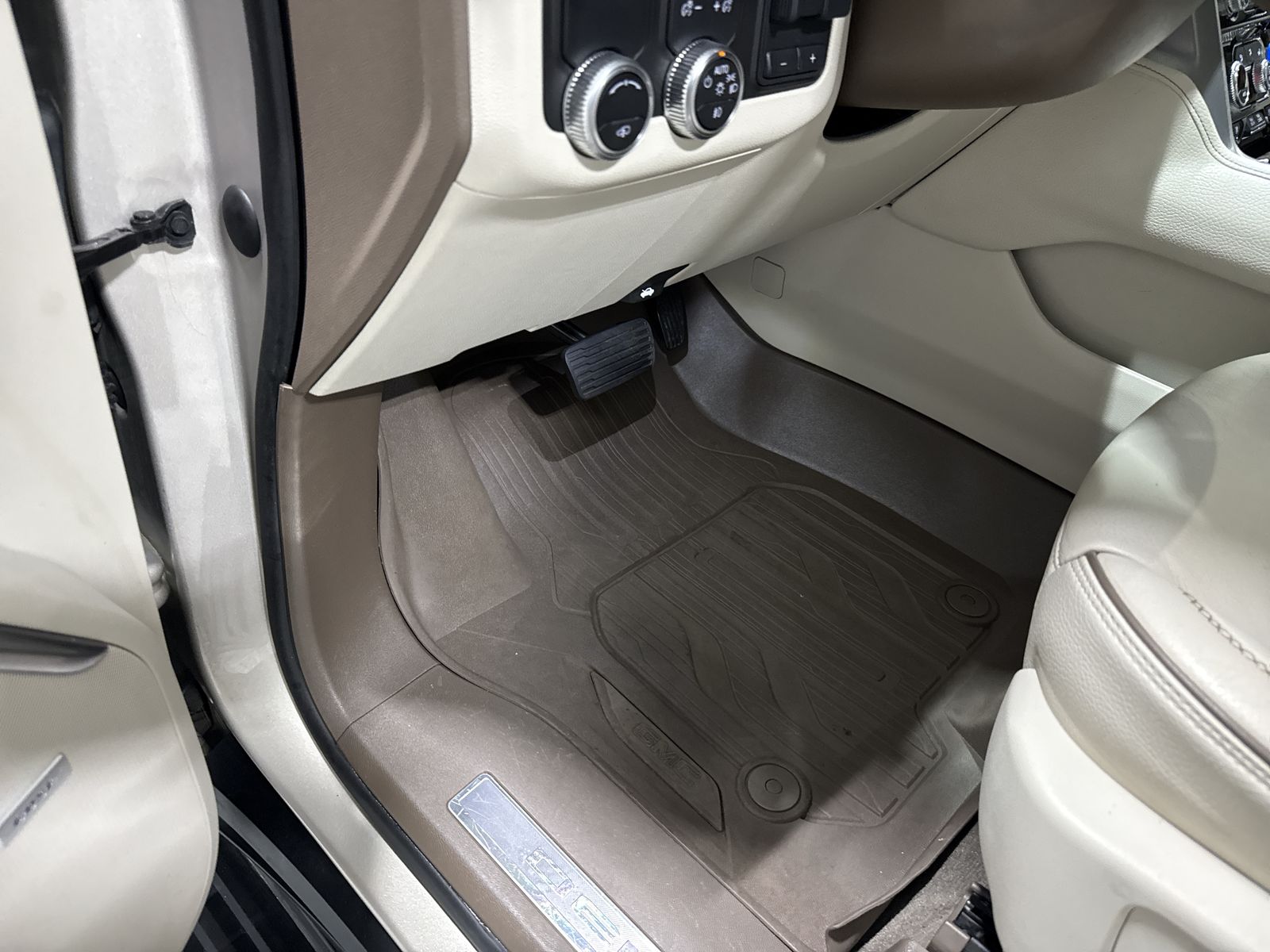 2021 GMC Yukon Denali — photo 10