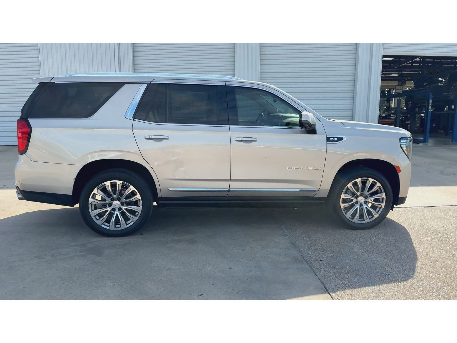 2021 GMC Yukon Denali — photo 9