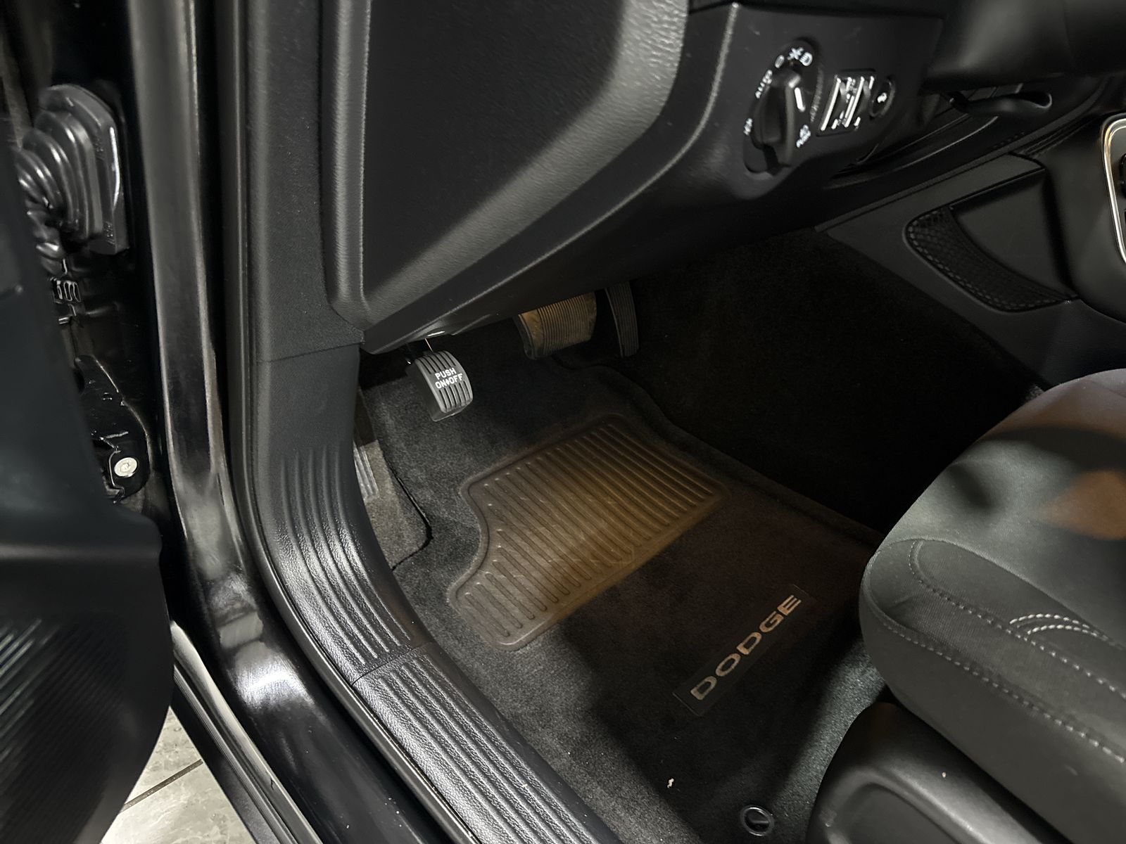 2015 Dodge Challenger R/T — photo 10
