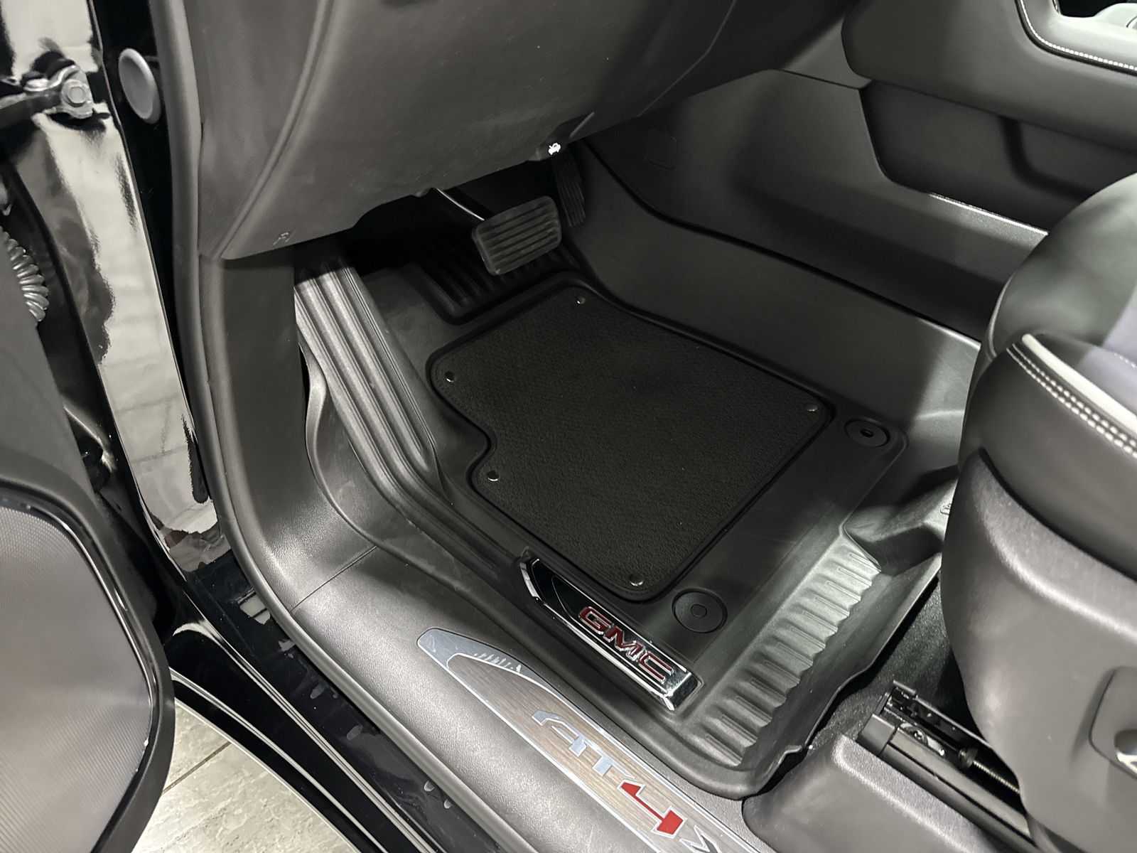 2026 GMC Sierra 1500 AT4X — photo 10