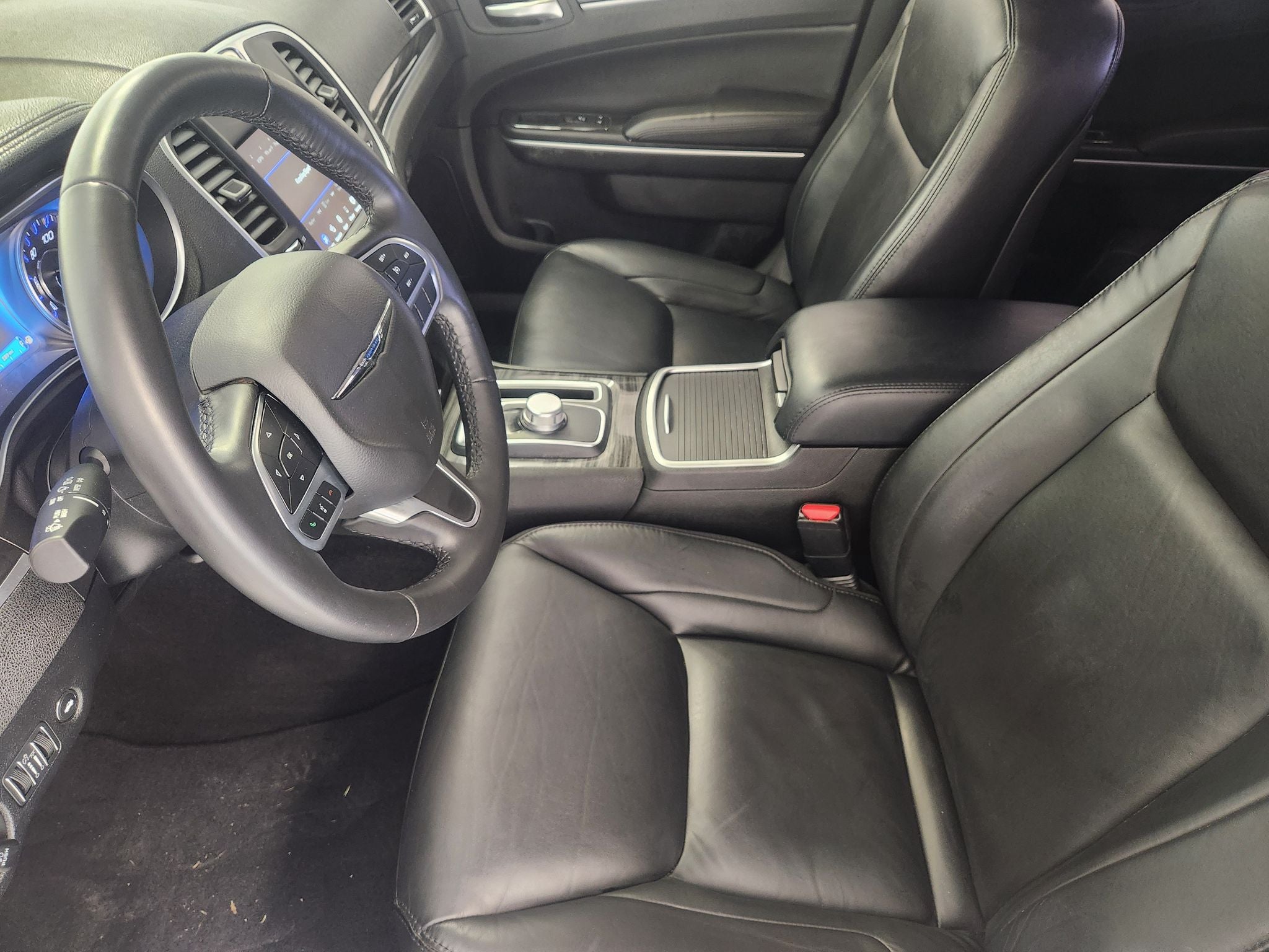 2022 Chrysler 300 Touring L — photo 12