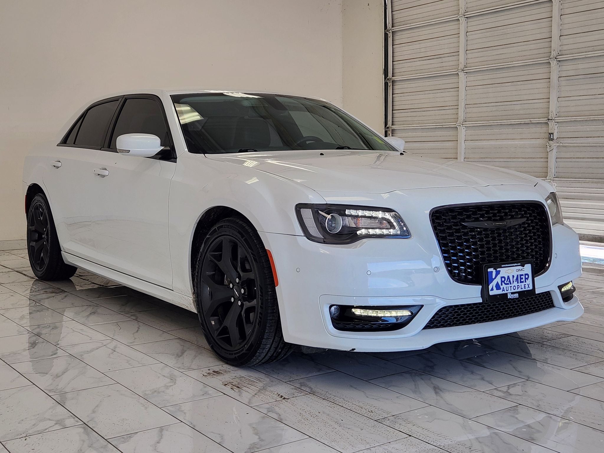 2022 Chrysler 300 Touring L — photo 3