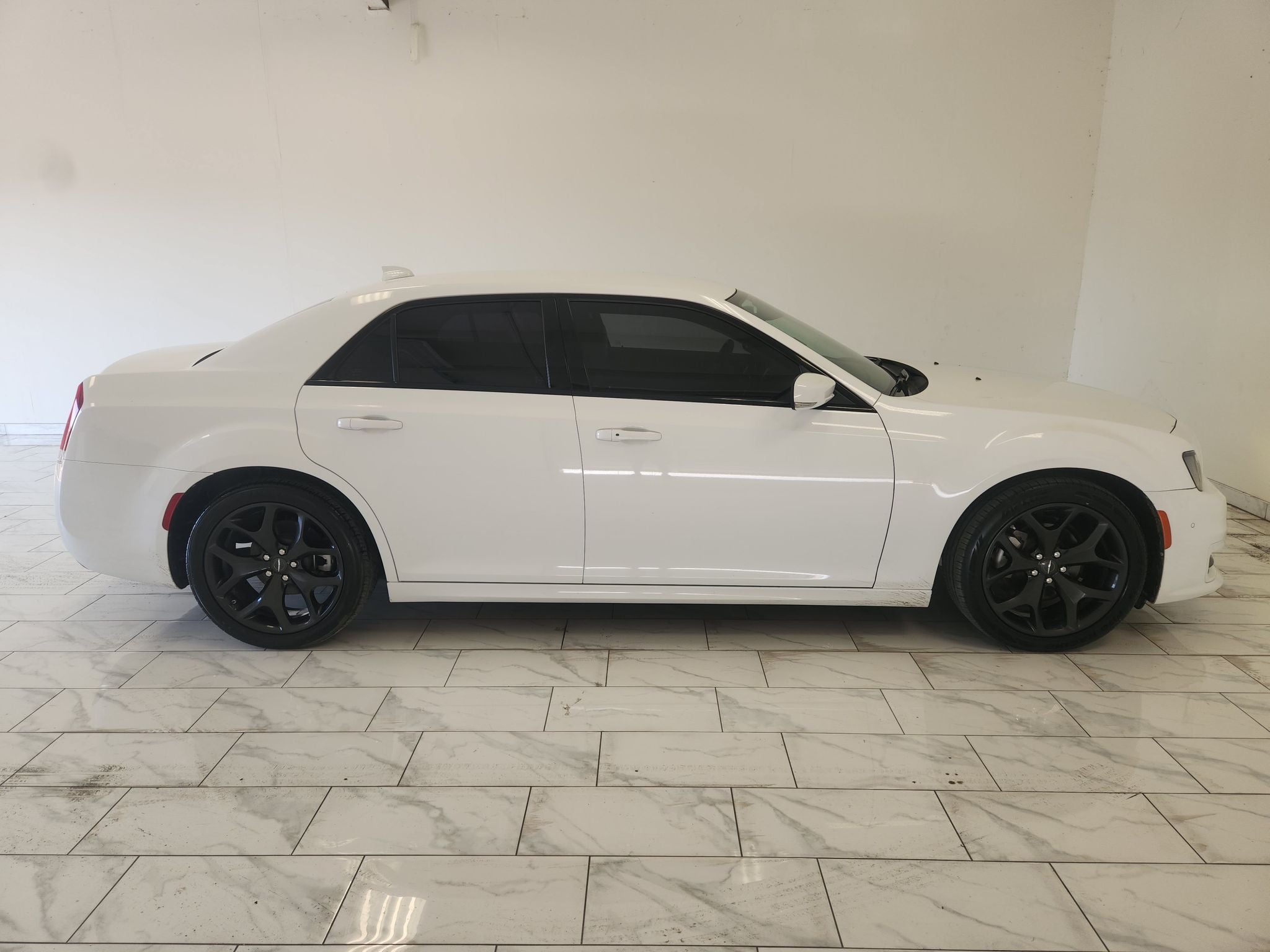 2022 Chrysler 300 Touring L — photo 4