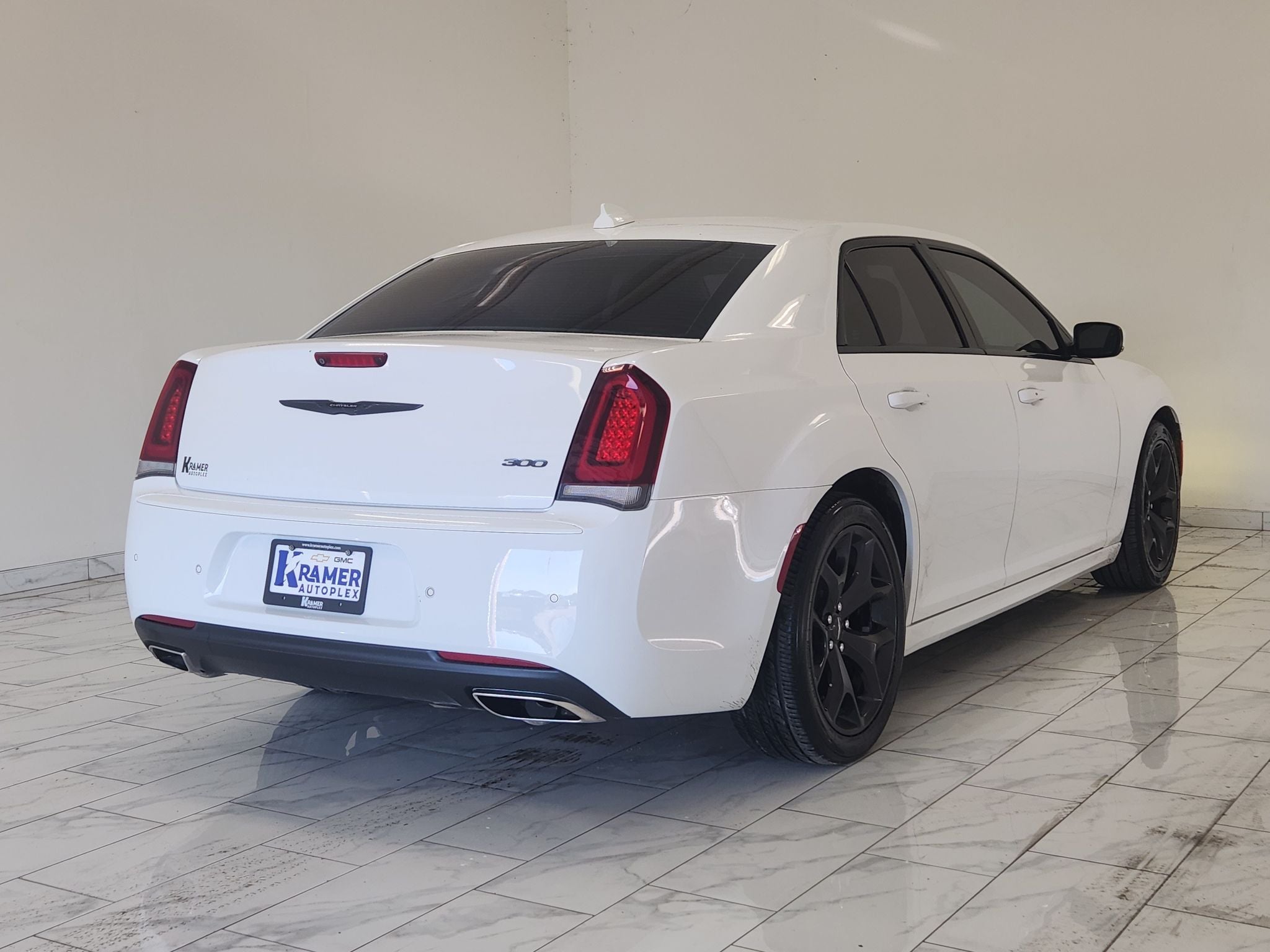 2022 Chrysler 300 Touring L — photo 5
