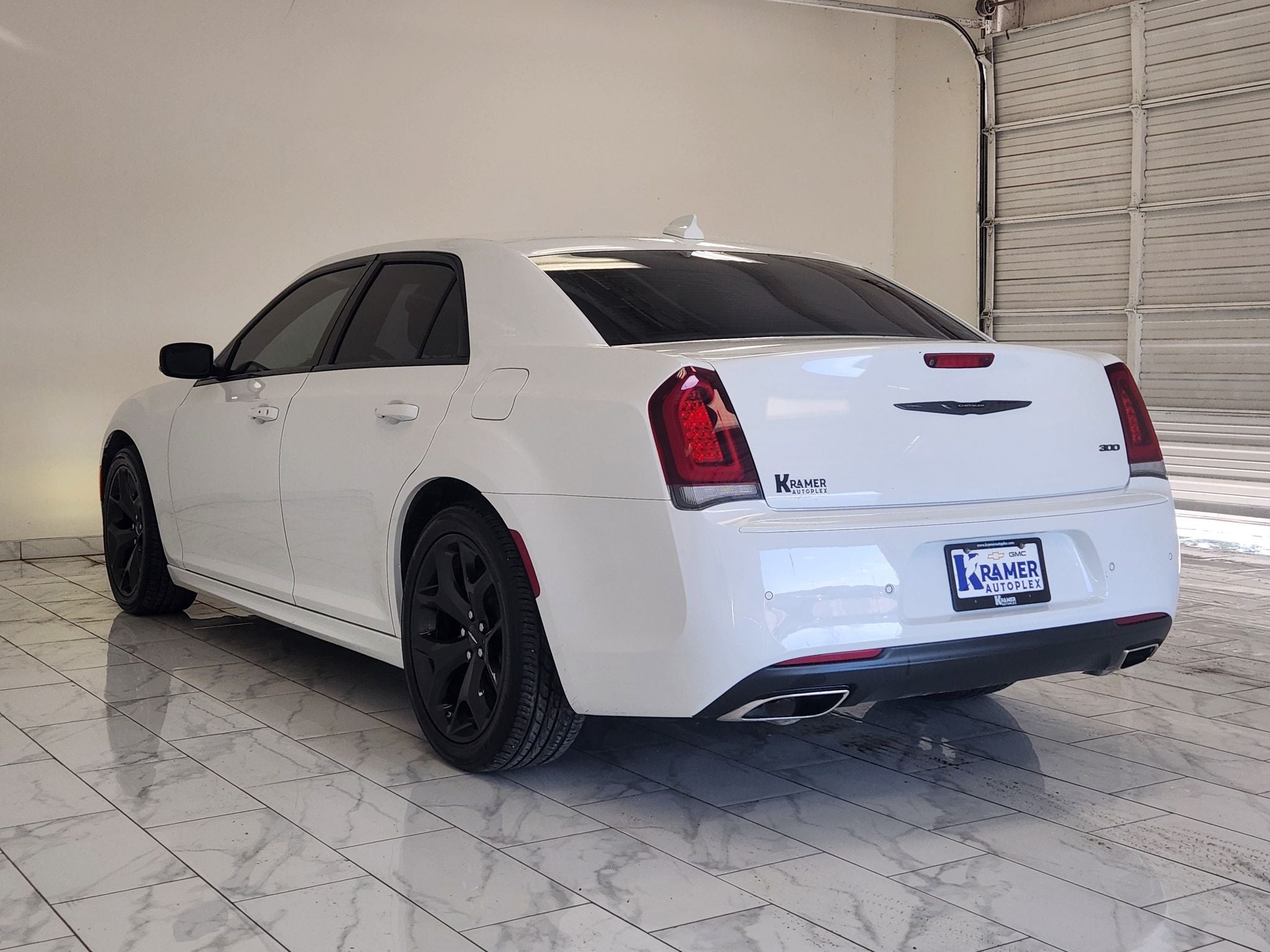 2022 Chrysler 300 Touring L — photo 7