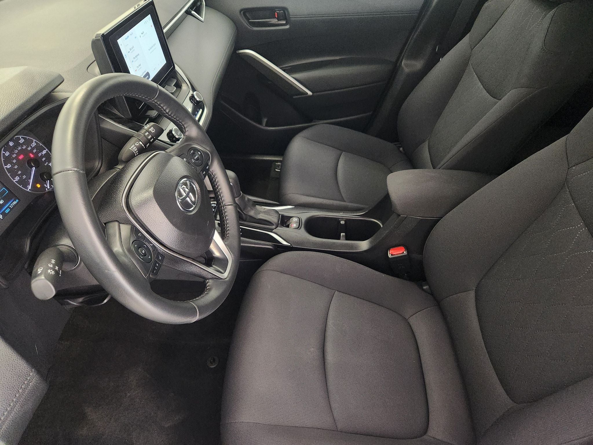 2025 Toyota Corolla Cross LE — photo 12