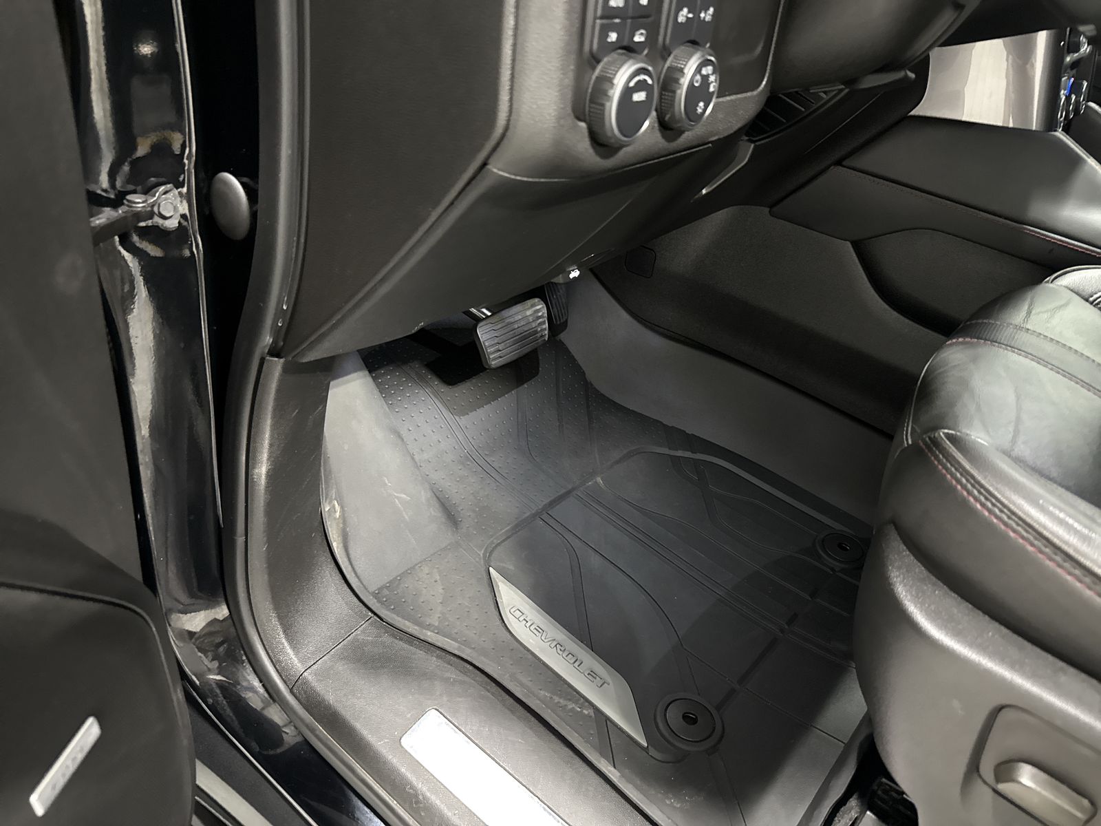 2023 Chevrolet Suburban RST — photo 10