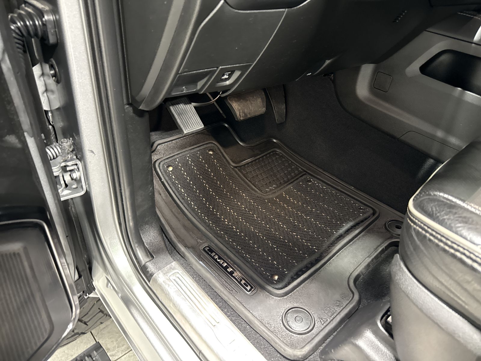2023 RAM 3500 Limited Mega Cab 4x4 6'4" Box — photo 10