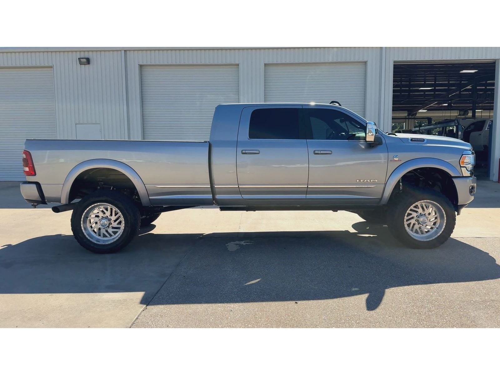 2023 RAM 3500 Limited Mega Cab 4x4 6'4" Box — photo 9