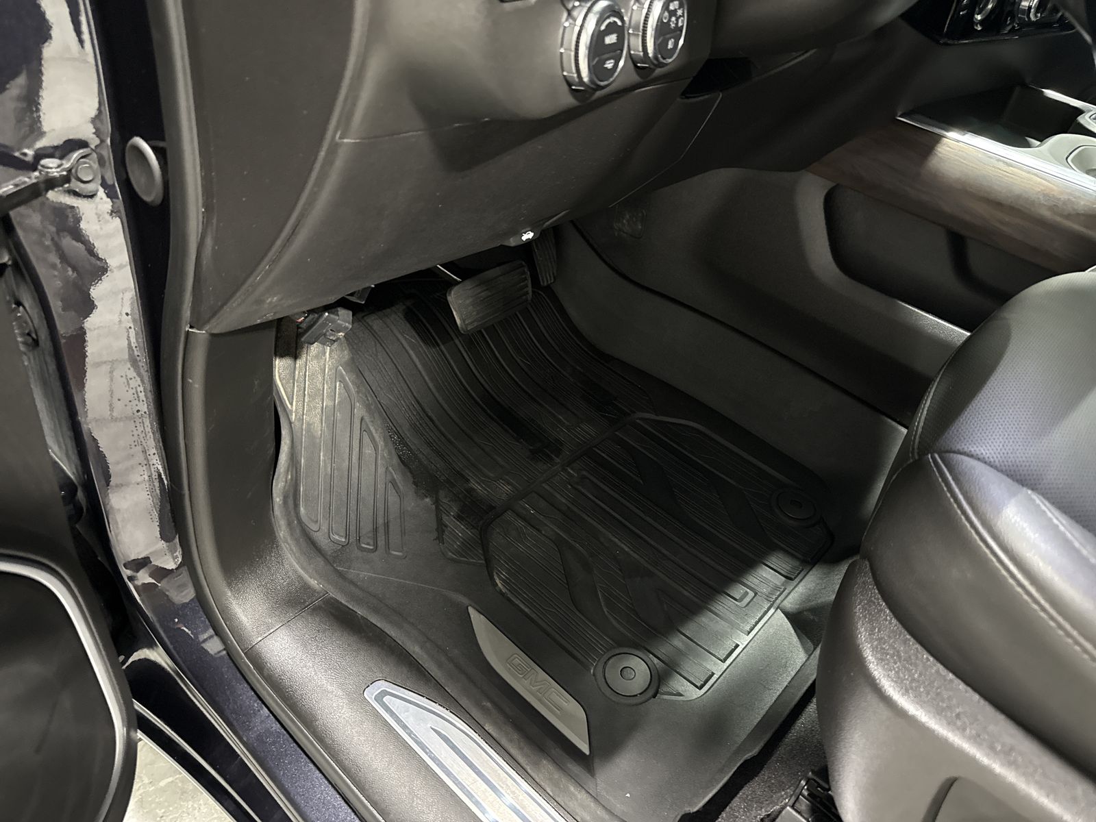 2024 GMC Sierra 1500 SLT — photo 10