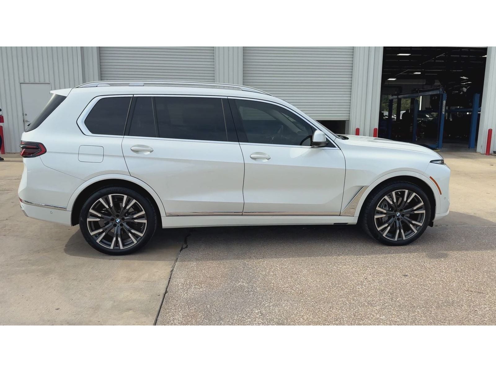 2025 BMW X7 xDrive40i — photo 9